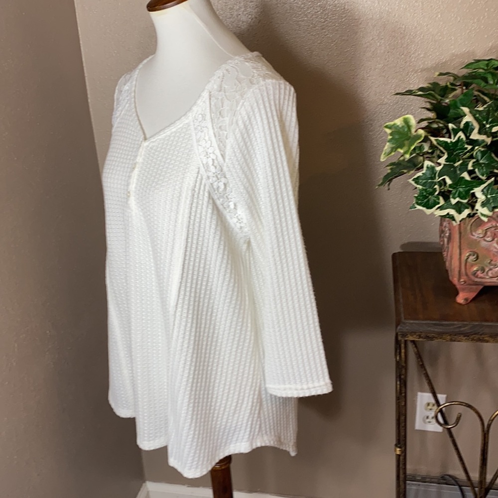 Absolutely Famous White long sleeves sweater. - Picture 2 of 4